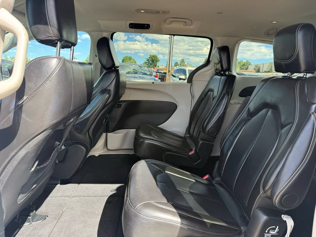 Used 2024 Chrysler Pacifica Touring-L FWD image 16