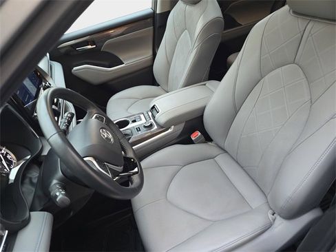 Used 2022 Toyota Highlander Platinum image 18