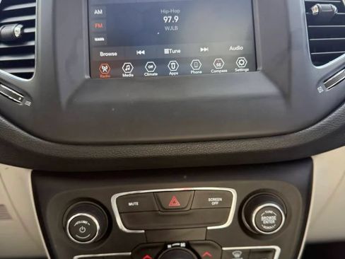 Used 2019 Jeep Compass Latitude FWD image 14