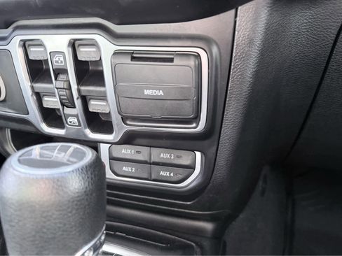 Used 2020 Jeep Gladiator Overland image 25