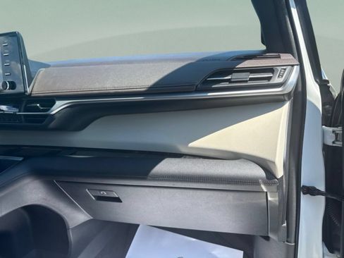 Used 2022 Toyota Sienna Platinum FWD image 25
