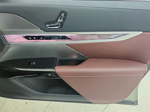 Used 2025 BMW i7 eDrive50 image 25