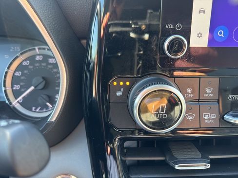 Used 2023 Toyota Highlander XLE image 22