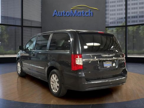 Used 2014 Chrysler Town & Country Touring image 8