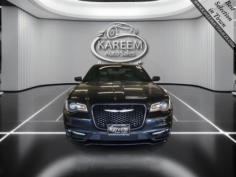 Used 2018 Chrysler 300 S w/ 300S Premium Group RWD image 2