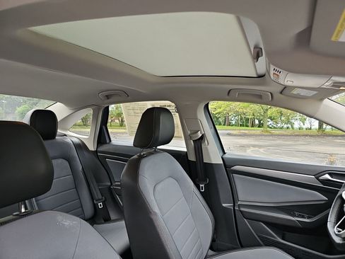 Used 2025 Volkswagen Jetta SE FWD image 13