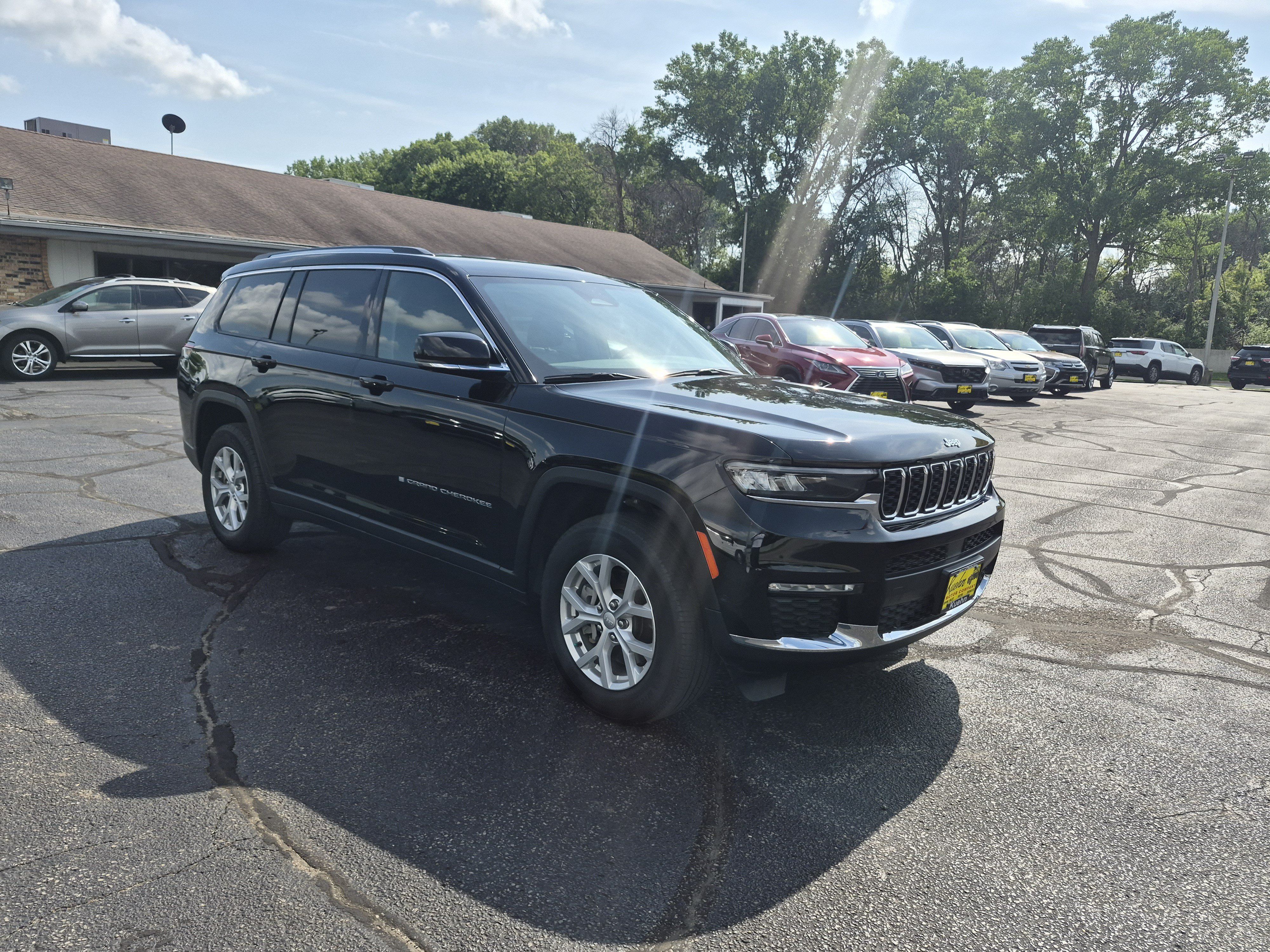 Used 2023 Jeep Grand Cherokee L Limited w/ Luxury Tech Group II AWD/4WD image 2