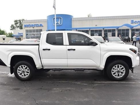 Used 2025 Toyota Tacoma SR AWD/4WD image 5