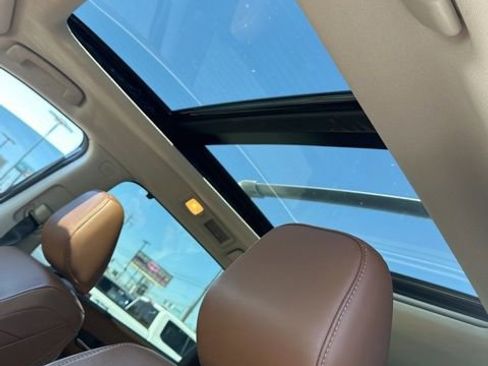 Used 2023 Nissan Pathfinder Platinum image 9