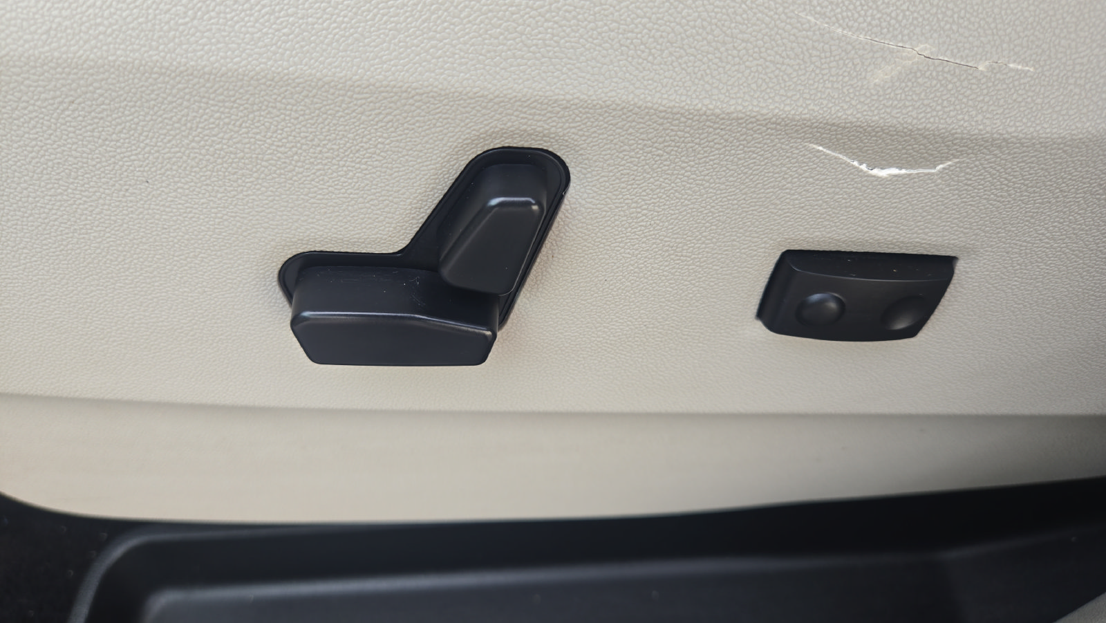 Used 2012 Chrysler Town & Country Touring-L w/ Entertainment Group #2 FWD image 22