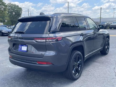 Used 2025 Jeep Grand Cherokee Altitude RWD image 3