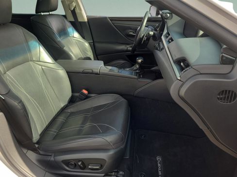 Used 2019 Lexus ES 300h ES 300h w/ Accessory Package 2 image 16