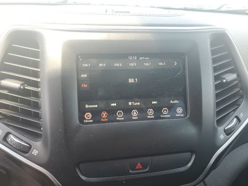 Used 2019 Jeep Cherokee Latitude w/ Popular Appearance Group AWD/4WD image 13