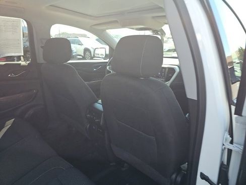 Used 2023 GMC Acadia SLE image 17