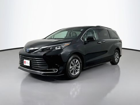 Certified 2024 Toyota Sienna XLE w/ XLE Plus Package AWD/4WD image 3