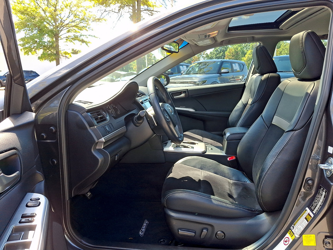Used 2012 Toyota Camry SE w/ Leather Pkg FWD image 13