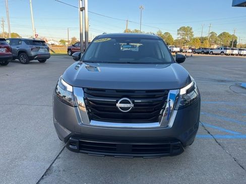 Used 2024 Nissan Pathfinder SV image 2