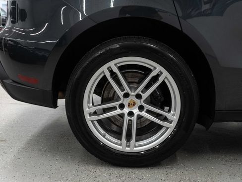 Used 2023 Porsche Macan AWD/4WD image 32
