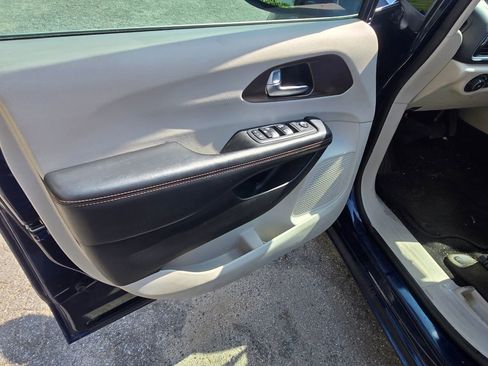 Used 2018 Chrysler Pacifica Touring Plus w/ Tire & Wheel Group image 8