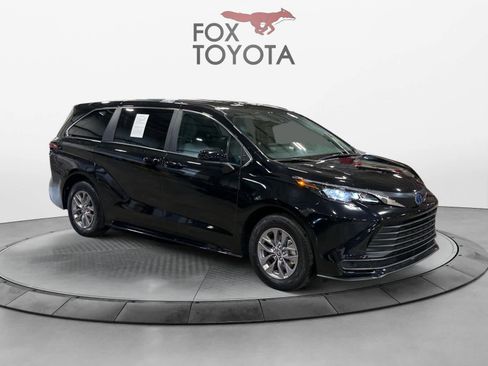 Used 2025 Toyota Sienna LE image 8