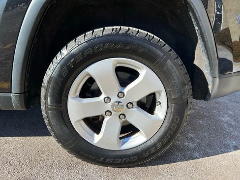 Used 2012 Jeep Grand Cherokee Laredo w/ Laredo E Group image 12