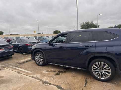 Used 2021 Toyota Highlander Platinum image 7