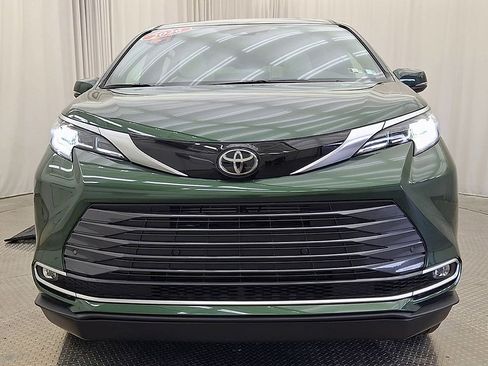 Used 2026 Toyota Sienna Limited FWD image 9