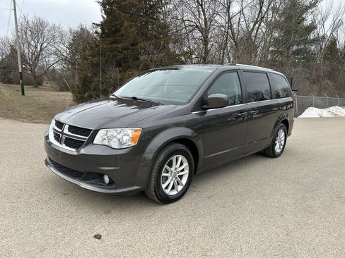 Used 2019 Dodge Grand Caravan SXT image 2