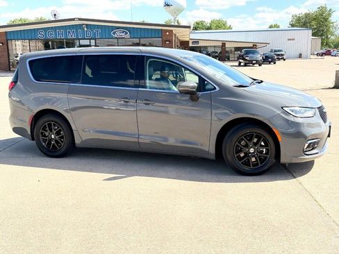 Used 2023 Chrysler Pacifica Touring-L FWD image 3
