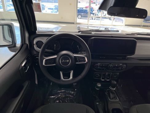 Used 2025 Jeep Wrangler Sahara image 14