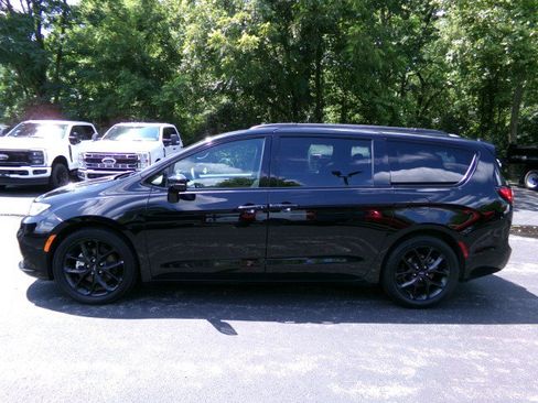 Used 2025 Chrysler Pacifica Limited FWD image 6