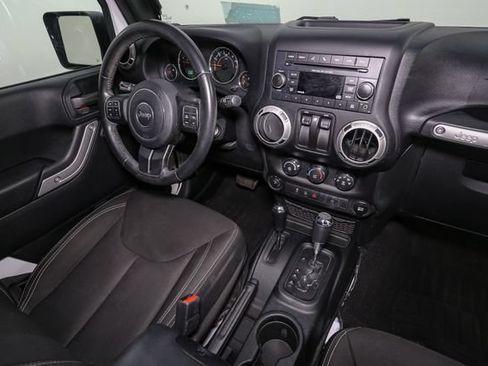 Used 2018 Jeep Wrangler Sahara w/ Connectivity Group AWD/4WD image 17