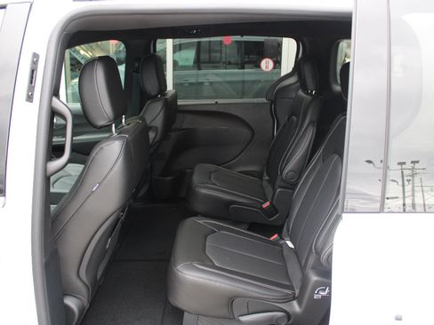 New 2026 Chrysler Pacifica Select image 32