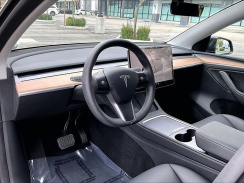 Used 2024 Tesla Model Y Long Range AWD/4WD image 16