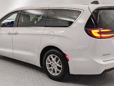 Used 2024 Chrysler Pacifica Touring-L FWD image 4