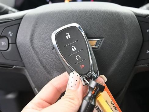 Used 2025 Chevrolet Trax LT FWD image 33