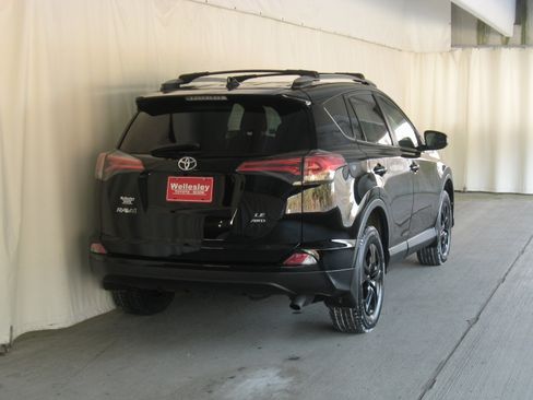 Used 2017 Toyota RAV4 LE image 6