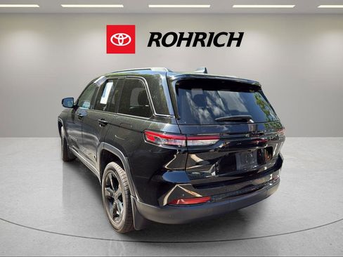 Used 2023 Jeep Grand Cherokee Limited w/ Black Appearance Package AWD/4WD image 7