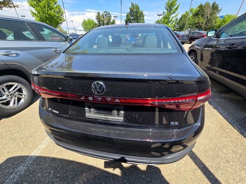 Used 2025 Volkswagen Jetta SE w/ Sunroof Package FWD image 5
