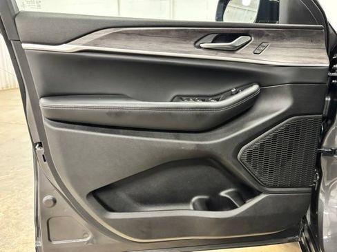 Used 2023 Jeep Grand Cherokee Limited AWD/4WD image 18