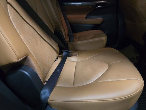 Used 2023 Toyota Highlander Platinum image 23