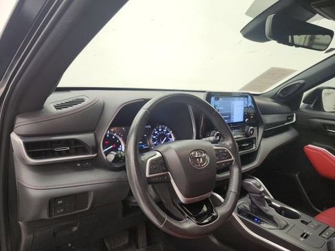 Used 2022 Toyota Highlander XSE FWD image 18