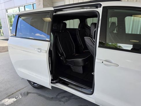 New 2026 Chrysler Pacifica Limited w/ Uconnect Theater Family Group image 19