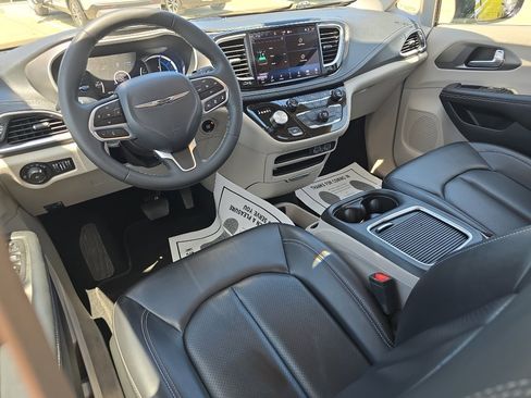 Used 2024 Chrysler Pacifica Limited FWD image 9
