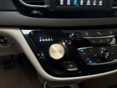 Used 2020 Chrysler Pacifica Touring-L FWD image 21