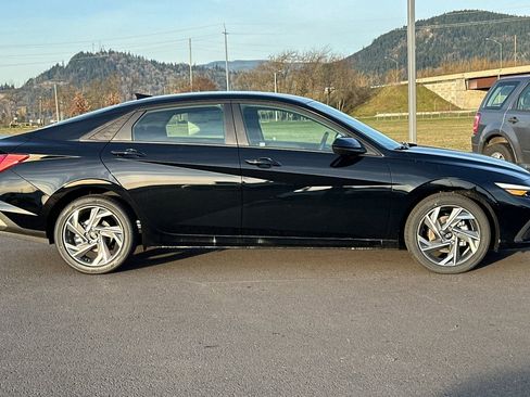 Used 2025 Hyundai Elantra SEL image 2