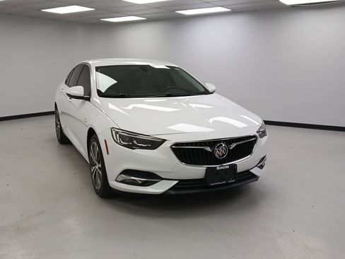 Used 2019 Buick Regal Essence w/ Driver Confidence Package I image 2