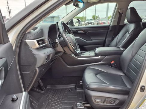 Used 2023 Toyota Highlander XLE FWD image 7