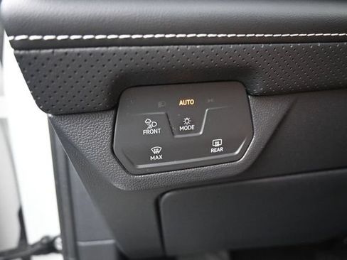 Used 2024 Volkswagen Atlas SE AWD/4WD image 18