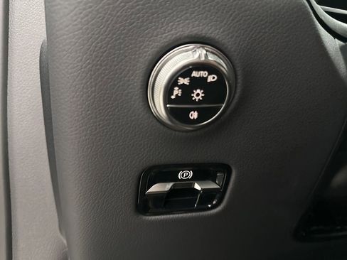 Used 2025 Mercedes-Benz GLC 300 4MATIC image 17